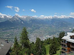 Spacious Apartment With Garden Furniture