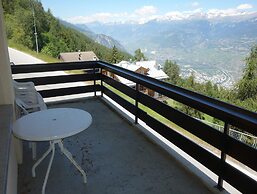 Spacious Apartment With Garden Furniture