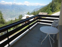 Spacious Apartment With Garden Furniture