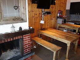 Trendy Apartment in the Heart of Hills