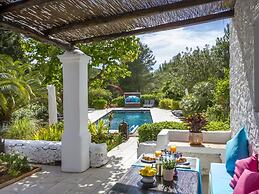 Traditional Villa With Garden