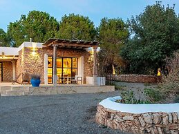 Traditional Villa With Garden