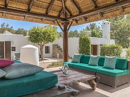 Traditional Villa With Garden