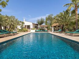 Traditional Villa With Garden