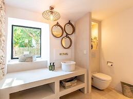 Traditional Villa With Garden