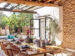 Traditional Villa With Garden