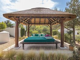 Traditional Villa With Garden