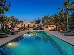 Traditional Villa With Garden