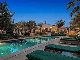 Traditional Villa With Garden