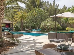 Traditional Villa With Garden