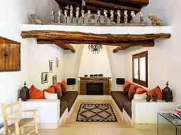 Traditional Villa With Garden