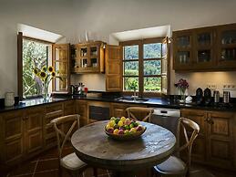 Elegant Villa With Communal Space