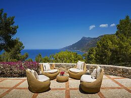 Elegant Villa With Communal Space