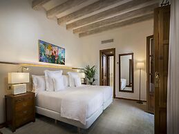 Elegant Villa With Communal Space