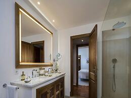 Elegant Villa With Communal Space