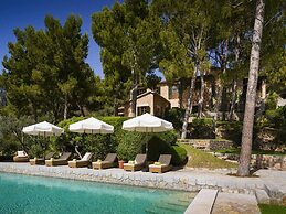 Elegant Villa With Communal Space