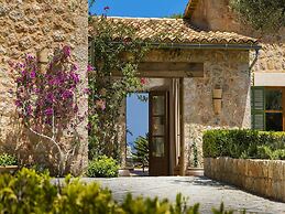 Elegant Villa With Communal Space