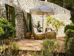 Elegant Villa With Communal Space