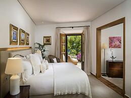 Elegant Villa With Communal Space