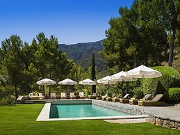 Elegant Villa With Communal Space