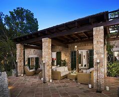 Elegant Villa With Communal Space