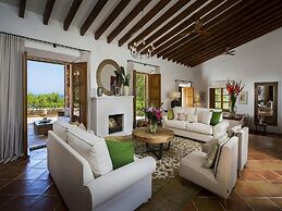 Elegant Villa With Communal Space