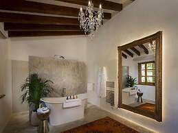 Elegant Villa With Communal Space