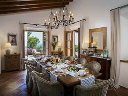 Elegant Villa With Communal Space