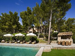 Elegant Villa With Communal Space