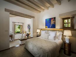 Elegant Villa With Communal Space