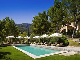 Elegant Villa With Communal Space