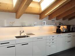 Hilltop Apartment With Valley Views