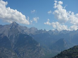 Charming Apartment With Bright Rooms