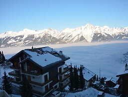 Charming Apartment With Bright Rooms