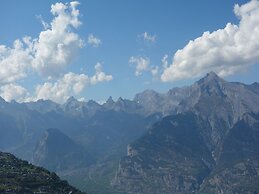 Charming Apartment With Bright Rooms