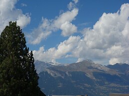 Charming Apartment With Bright Rooms
