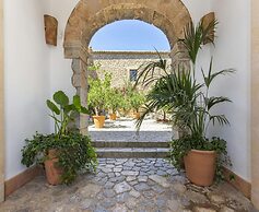 Stunning Farmhouse With Private Pool