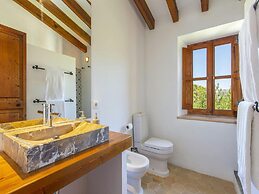 Stunning Farmhouse With Private Pool