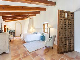 Stunning Farmhouse With Private Pool