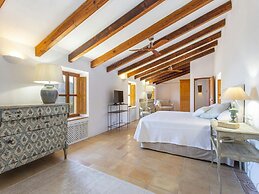 Stunning Farmhouse With Private Pool