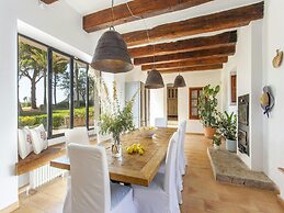 Stunning Farmhouse With Private Pool