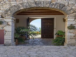 Stunning Farmhouse With Private Pool