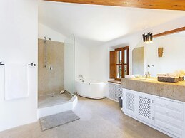 Stunning Farmhouse With Private Pool