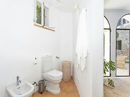 Stunning Farmhouse With Private Pool