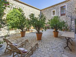 Stunning Farmhouse With Private Pool