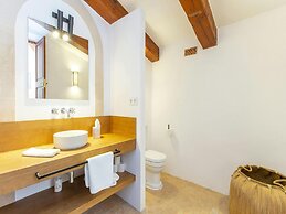 Stunning Farmhouse With Private Pool