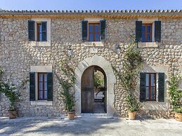 Stunning Farmhouse With Private Pool