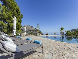 Stunning Farmhouse With Private Pool