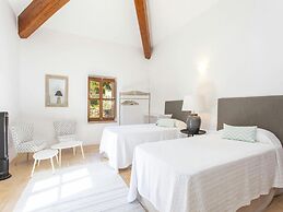 Stunning Farmhouse With Private Pool