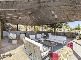 Stunning Farmhouse With Private Pool